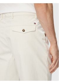 TOMMY HILFIGER - Tommy Hilfiger Spodnie materiałowe Harlem MW0MW43158 Beżowy jasny Straight Fit. Kolor: beżowy. Materiał: bawełna #4