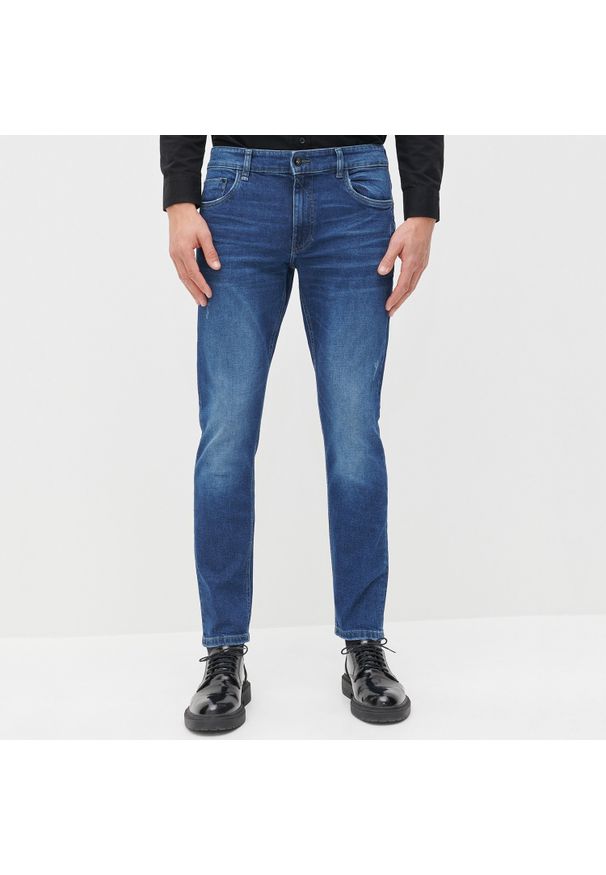 Reserved - Jeansowe spodnie slim fit - Granatowy. Kolor: niebieski. Materiał: jeans