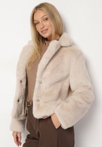 Born2be - Beżowa Krótka Kurtka Futerko z Kołnierzem w Eleganckim Stylu Giriselle. Okazja: na co dzień. Kolor: beżowy. Materiał: futro. Długość: krótkie. Sezon: zima. Styl: elegancki #2