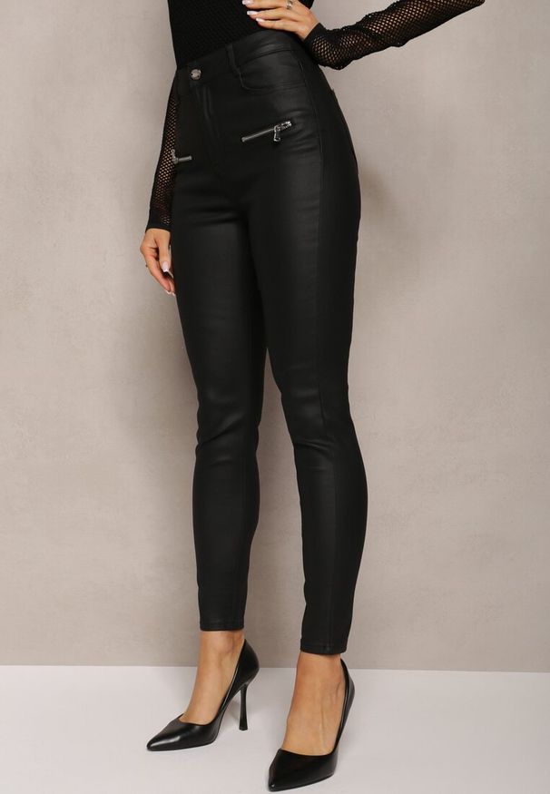 Renee - Czarne Spodnie Skinny z Imitacji Skóry Ozdobione Suwakami Finarindra. Kolor: czarny. Materiał: skóra. Wzór: aplikacja