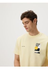 Reserved - T-shirt comfort z nadrukiem - jasnożółty. Kolor: żółty. Materiał: dzianina, bawełna. Wzór: nadruk #1