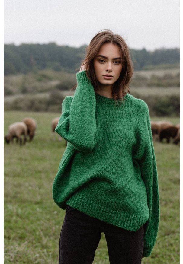 Marsala - Sweter oversize z bufiastym rękawem DARK GREEN - RIVERO. Okazja: na co dzień. Materiał: wełna, akryl. Sezon: lato, jesień, wiosna, zima. Styl: casual