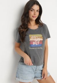Born2be - Ciemnoszary Bawełniany T-shirt Ozdobiony Nadrukiem Alonera. Okazja: na co dzień, na spacer. Kolor: szary. Materiał: bawełna. Wzór: aplikacja, nadruk. Styl: casual