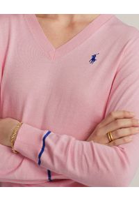 Ralph Lauren - RALPH LAUREN - Różowy sweter z logo. Typ kołnierza: polo. Kolor: wielokolorowy, fioletowy, różowy. Materiał: bawełna. Styl: klasyczny