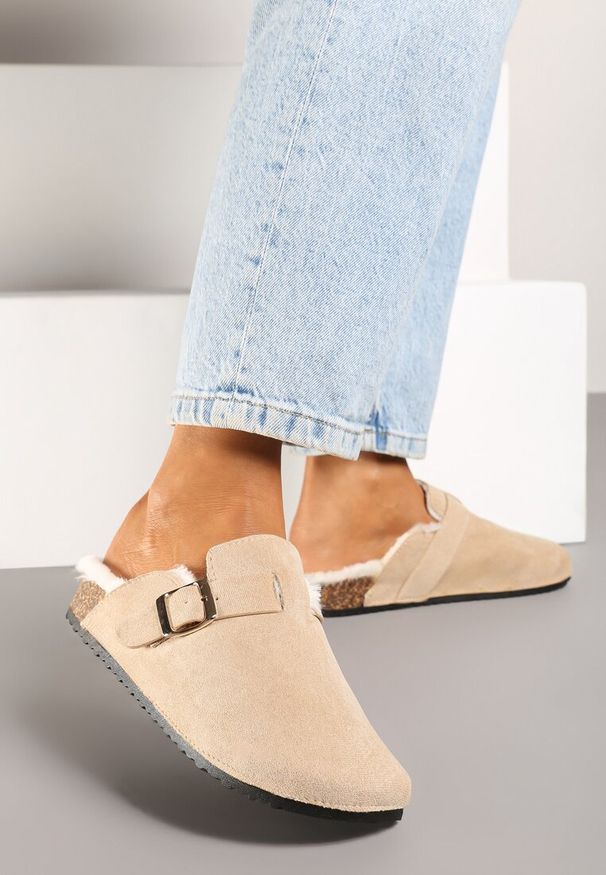 Born2be - Beżowe Płaskie Kapcie z Futerkiem Paskiem i Klamrą Lorninnia. Okazja: do domu. Zapięcie: klamry. Kolor: beżowy. Materiał: futro. Wzór: paski