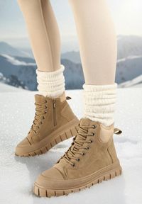 Born2be - Ciemnobeżowe Botki Vices na Grubej Tłoczonej Podeszwie ze Sznurowaniem i Ozdobnymi Przeszyciami Savethira. Nosek buta: okrągły. Zapięcie: sznurówki. Kolor: beżowy. Materiał: jeans, futro. Styl: elegancki #1
