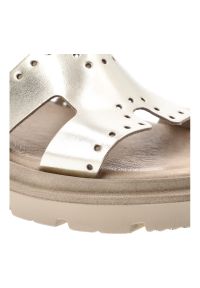 Złote Klapki Armodo Modne Obuwie Damskie. Okazja: na co dzień, na spacer. Kolor: złoty. Materiał: skóra. Sezon: lato. Styl: casual #2