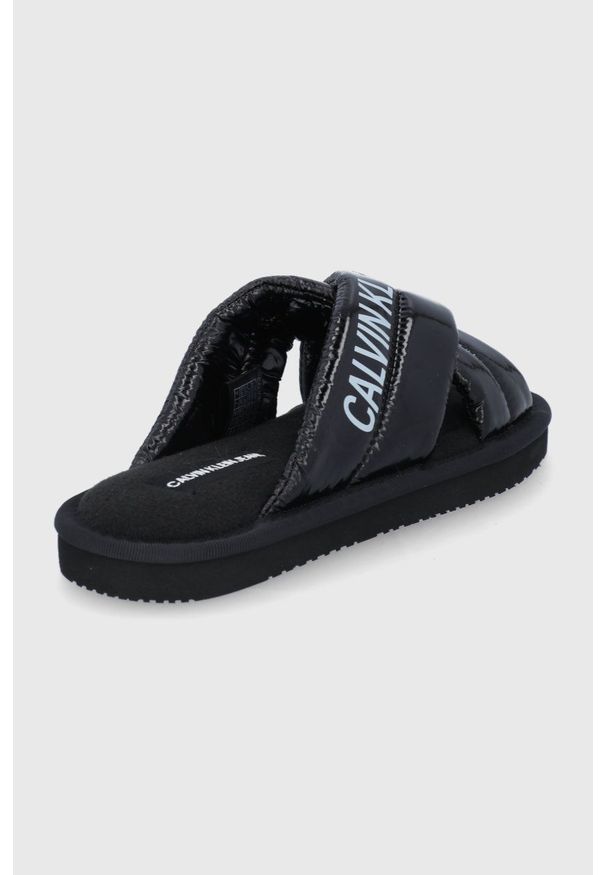 Calvin Klein Jeans Kapcie kolor czarny. Nosek buta: okrągły. Kolor: czarny. Materiał: materiał, guma. Wzór: gładki