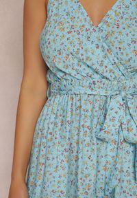 Renee - Niebieska Sukienka z Wiskozy Phoebamna. Kolor: niebieski. Materiał: wiskoza. Długość rękawa: na ramiączkach. Wzór: aplikacja, kwiaty. Typ sukienki: kopertowe. Styl: wakacyjny. Długość: mini #4