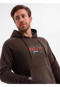 Ombre Clothing - Męska bluza klasyczna kangurka z nadrukiem - ciemnobrązowa V2 - Rozmiar: XXL. Typ kołnierza: kaptur. Kolor: brązowy. Materiał: poliester, bawełna. Wzór: nadruk. Styl: klasyczny #1