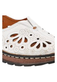 Białe Półbuty Artiker Damskie Modne Skórzane Buty. Okazja: na co dzień. Kolor: biały. Materiał: skóra. Szerokość cholewki: normalna. Styl: casual #2