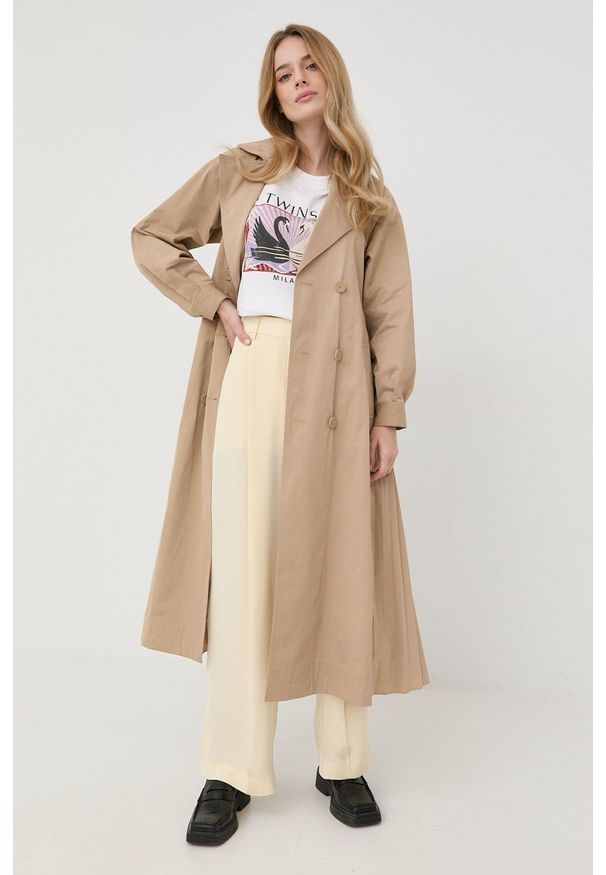 TwinSet - Twinset płaszcz damski kolor beżowy przejściowy dwurzędowy. Kolor: beżowy. Długość rękawa: raglanowy rękaw. Styl: klasyczny