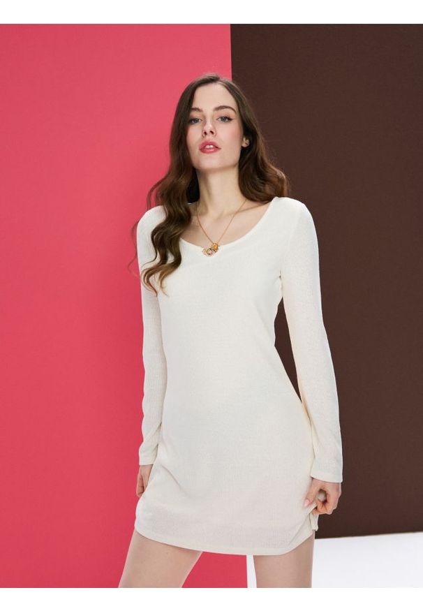 Sinsay - Dzianinowa sukienka mini z długim rękawem - kremowy. Kolor: kremowy. Materiał: dzianina. Długość rękawa: długi rękaw. Długość: mini