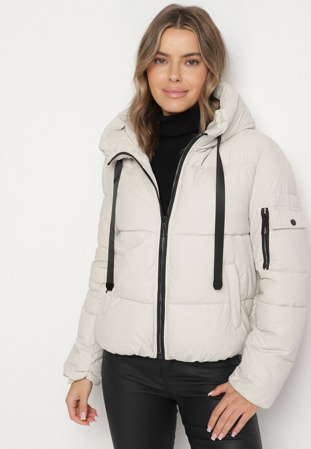 Born2be - Biała Pikowana Kurtka Puffer z Kapturem i Ozdobnymi Taśmami Relania. Okazja: na spacer, na co dzień. Typ kołnierza: kaptur. Kolor: biały. Materiał: dzianina, skóra, poliester. Styl: casual