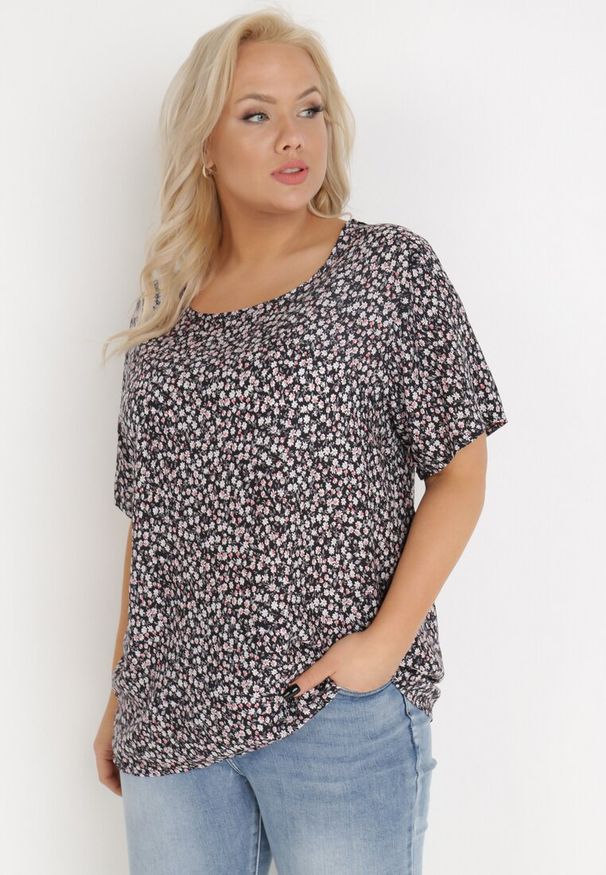Born2be - Czarna Bluzka z Wiskozy Maerelaia. Kolekcja: plus size. Kolor: czarny. Materiał: wiskoza. Długość: krótkie. Wzór: kwiaty. Sezon: lato