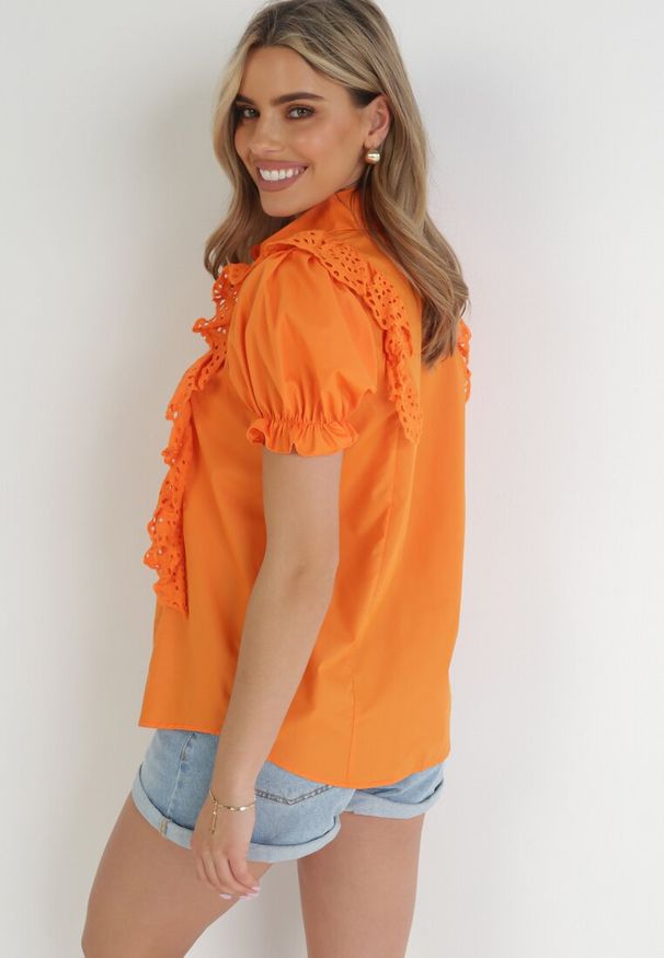 Born2be - Pomarańczowa Koszula z Haftowanymi Falbankami Bruchy. Typ kołnierza: kołnierz z falbankami. Kolor: pomarańczowy. Długość rękawa: krótki rękaw. Długość: krótkie. Wzór: haft. Sezon: wiosna, lato