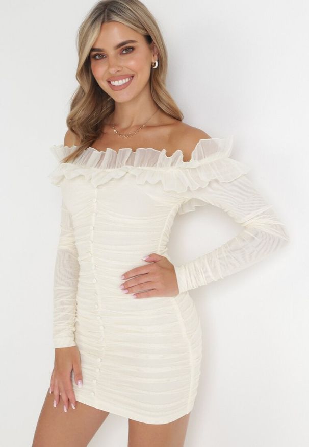 Born2be - Jasnobeżowa Sukienka Mini z Marszczonej Tkaniny z Hiszpańskim Dekoltem Kaarlo. Kolor: beżowy. Materiał: tkanina. Długość: mini