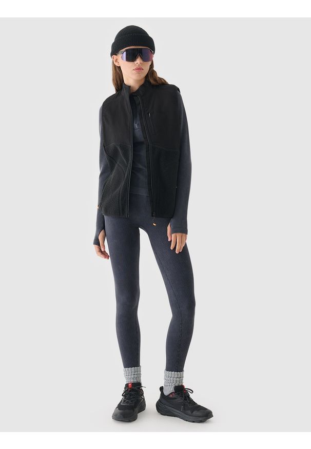 4f - 4F Bezrękawnik sherpa ze stójką damski - czarny L. Okazja: na co dzień. Typ kołnierza: kołnierzyk stójkowy. Kolekcja: plus size. Kolor: czarny. Materiał: polar, włókno, dzianina, bawełna, materiał, futro. Długość rękawa: bez rękawów. Sezon: zima. Styl: sportowy, klasyczny, casual