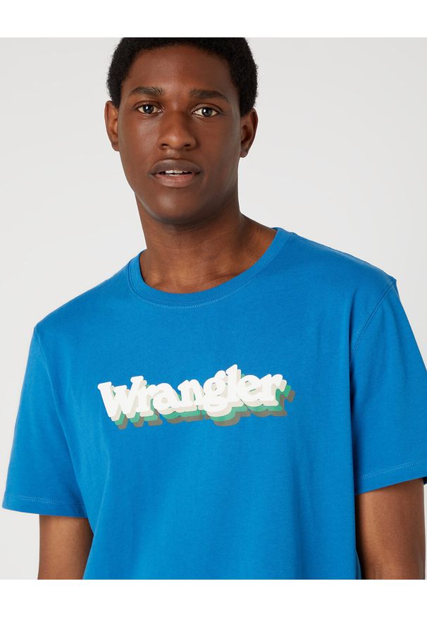 Wrangler - WRANGLER GRAPHIC TEE MĘSKI T-SHIRT KOSZULKA Z NADRUKIEM LOGO DEEP WATER W753EE69F 112331872. Wzór: nadruk