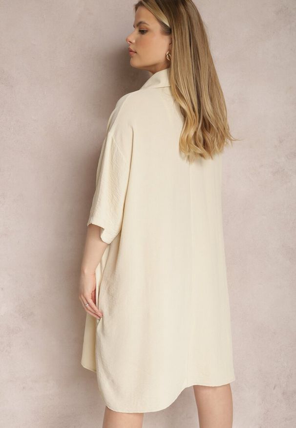 Renee - Jasnobeżowa Sukienka Kassaleia. Kolekcja: plus size. Kolor: beżowy. Typ sukienki: dla puszystych. Styl: klasyczny. Długość: mini