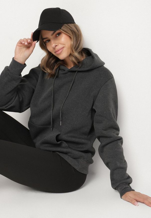 Born2be - Ciemnoszara Bluza z Kapturem i Kangurkową Kieszenią Envila. Okazja: na co dzień. Typ kołnierza: kaptur. Kolor: szary. Materiał: jeans. Styl: casual, elegancki