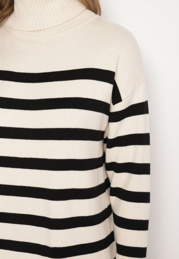 Born2be - Kremowo-Czarna Sweterkowa Sukienka z Golfem Wiskozą i Modalem Ozdobiona Paskami Fesalttia. Okazja: na co dzień. Typ kołnierza: golf. Kolor: beżowy. Materiał: wiskoza. Długość rękawa: długi rękaw. Wzór: aplikacja. Typ sukienki: proste. Styl: casual, elegancki