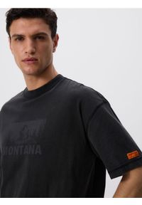Reserved - T-shirt boxy z nadrukiem - ciemnoszary. Kolor: szary. Materiał: bawełna, dzianina. Wzór: nadruk