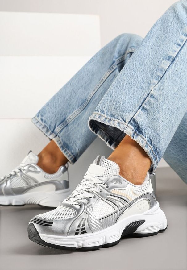 Renee - Srebrne Streetwearowe Sneakersy ze Wstawkami z Siateczki Deylisse. Okazja: na co dzień, na spacer. Kolor: srebrny. Materiał: jeans. Szerokość cholewki: normalna. Sport: turystyka piesza