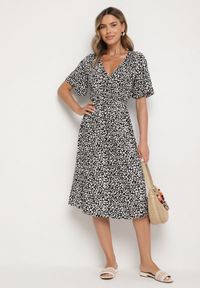 Born2be - Czarna Bawełniana Sukienka o Rozkloszowanym Kroju w Kwiatowy Wzór Aramine. Okazja: na co dzień. Typ kołnierza: dekolt w kształcie V. Kolor: czarny. Wzór: kwiaty. Typ sukienki: proste. Materiał: bawełna. Długość rękawa: krótki rękaw. Sezon: wiosna, lato. Styl: elegancki, casual, klasyczny #3