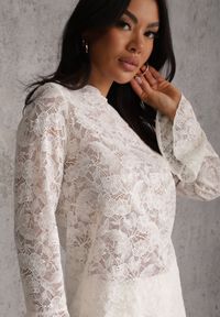 Renee - Beżowy Bluzka z Koronki Ozdobiona Rozkloszowanymi Rękawami i Falbanką na Dole Sanovia. Okazja: na co dzień. Kolor: beżowy. Materiał: koronka. Wzór: aplikacja, koronka. Styl: elegancki, casual #8