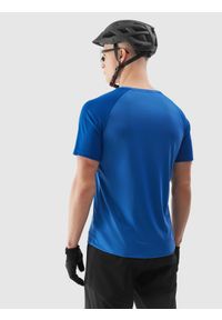 4f - Koszulka rowerowa szybkoschnąca męska - kobaltowa. Kolor: niebieski. Materiał: dzianina, włókno, materiał, skóra, syntetyk. Długość rękawa: krótki rękaw. Długość: krótkie. Wzór: ze splotem, gładki. Sport: kolarstwo