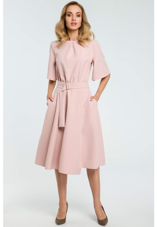 Sukienki.shop - Sukienka elegancka rozkloszowana z paskiem pudrowy róż. Okazja: na spotkanie biznesowe, do pracy, na komunię. Kolor: brązowy, różowy. Materiał: materiał, tkanina, elastan. Wzór: gładki. Typ sukienki: rozkloszowane. Styl: elegancki. Długość: midi