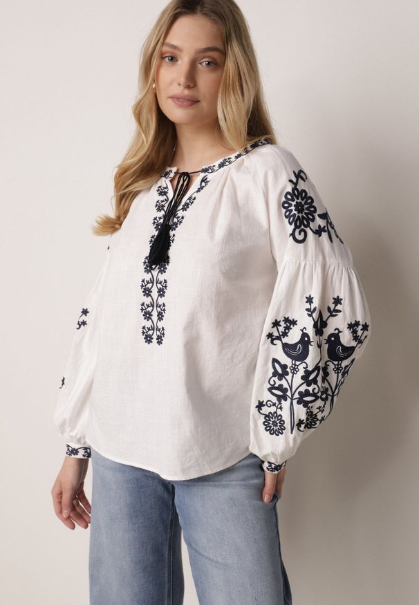 Born2be - Biała Bawełniana Bluzka Boho z Ozdobnym Haftem i Sznurkiem z Frędzlami Lamegenia. Okazja: do pracy, na co dzień, na spotkanie biznesowe. Kolor: biały. Materiał: bawełna. Wzór: haft. Styl: boho