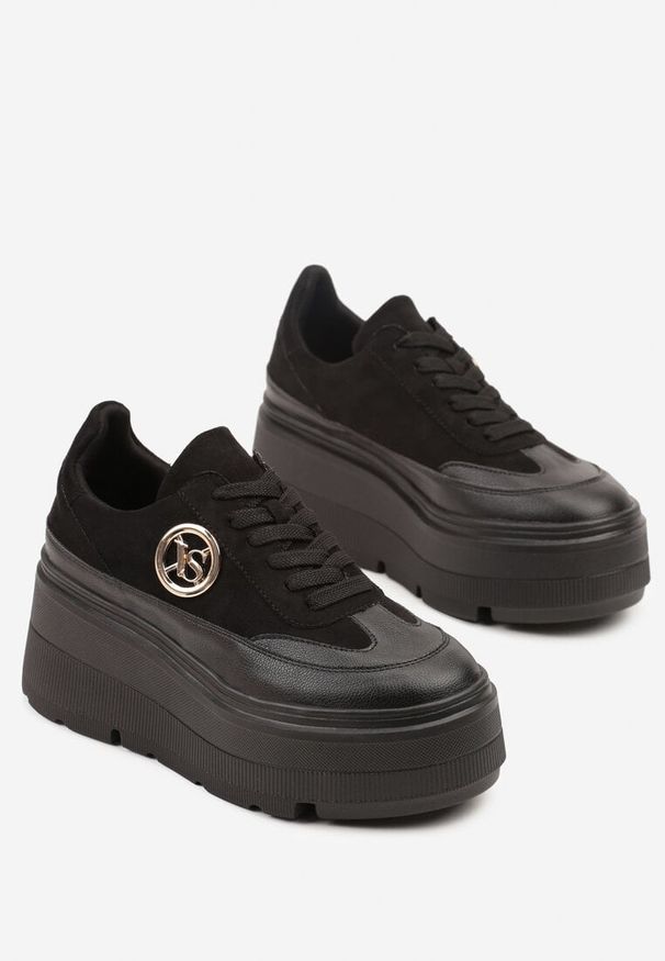 Born2be - Czarne Sneakersy Vices na Platformie Zdobione Okrągłą Aplikacją Wodvire. Okazja: na co dzień, na spacer. Nosek buta: okrągły. Kolor: czarny. Materiał: jeans. Szerokość cholewki: normalna. Wzór: aplikacja. Obcas: na platformie. Sport: turystyka piesza