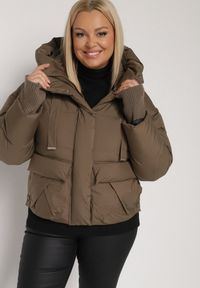 Born2be - Brązowa Pikowana Krótka Kurtka z Nieodpinanym Kapturem i Ozdobnymi Tasiemkami Mevannia. Okazja: na co dzień. Kolor: brązowy. Materiał: jeans. Długość: krótkie. Styl: casual #6