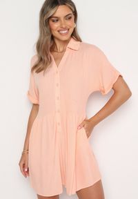 Born2be - Pomarańczowy Wiskozowy Kombinezon z Koszulową Górą Zapinany na Guziki z Krótkimi Spodniami Vikota. Kolor: pomarańczowy. Materiał: wiskoza. Długość rękawa: krótki rękaw. Długość: krótkie. Sezon: wiosna, lato #6