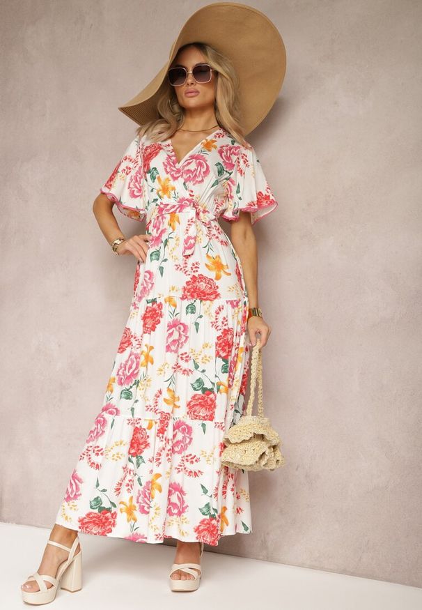 Renee - Biała Sukienka z Kopertowym Dekoltem i Falbanką Ozdobiona Kwiatowym Motywem Nisavela. Kolor: biały. Materiał: tkanina. Wzór: aplikacja, kwiaty. Sezon: lato. Typ sukienki: kopertowe