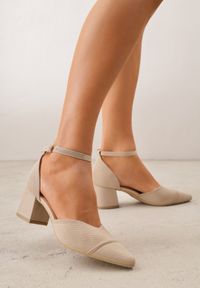 Born2be - Ciemnobeżowe Strukturalne Czółenka VICES na Słupku z Paskiem wokół Kostki Kallimei. Okazja: na co dzień, na spotkanie biznesowe. Zapięcie: pasek. Kolor: beżowy. Materiał: jeans. Obcas: na słupku. Styl: casual, biznesowy, elegancki #1