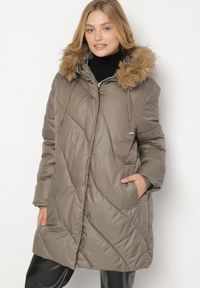 Born2be - Ciemnozielona Kurtka z Asymetrycznym Pikowaniem i Kapturem z Futerkiem Ruvita. Okazja: na co dzień. Typ kołnierza: golf. Kolekcja: plus size. Kolor: zielony. Materiał: futro. Styl: casual