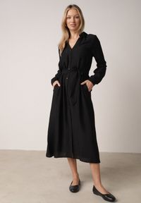 Born2be - Czarna Sukienka Koszulowa z Wiskozą z Wiązanym Paskiem Lustilla. Okazja: na co dzień. Kolor: czarny. Materiał: wiskoza. Typ sukienki: koszulowe. Styl: casual, elegancki, klasyczny #1