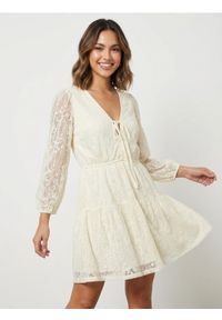 Sinsay - Sukienka mini babydoll z koronką - kremowy. Kolor: kremowy. Materiał: koronka. Wzór: koronka. Długość: mini #1