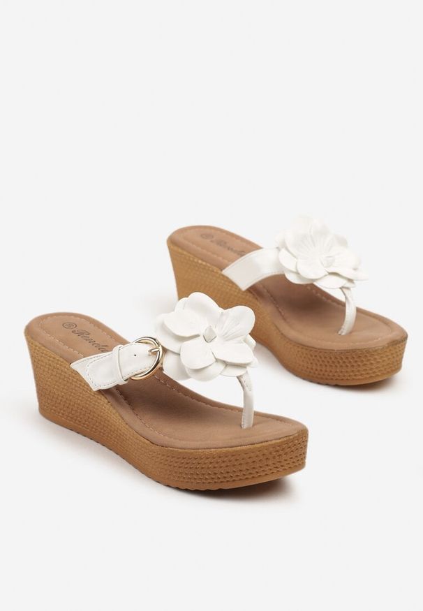 Born2be - Białe Klapki Typu Japonki na Koturnie z Kwiatami 3D Emimi. Okazja: na co dzień. Kolor: biały. Wzór: kwiaty. Sezon: lato. Obcas: na koturnie. Styl: casual, elegancki