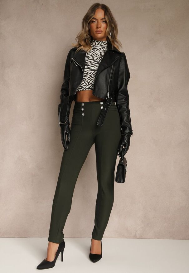 Renee - Ciemnozielone Spodnie z Ozdobnymi Zakładkami i Guzikami Vamirie. Okazja: do pracy, na co dzień, na spotkanie biznesowe. Kolor: zielony. Styl: casual, klasyczny, biznesowy