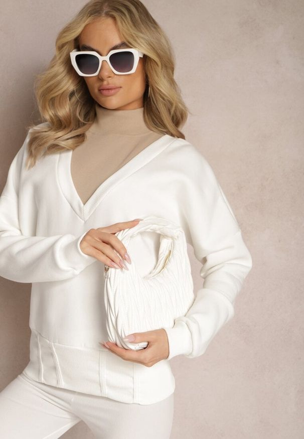 Renee - Biała Bawełniana Bluza z Trójkątnym Dekoltem Hydralia. Typ kołnierza: dekolt w serek. Kolor: biały. Materiał: bawełna. Długość rękawa: długi rękaw. Długość: długie