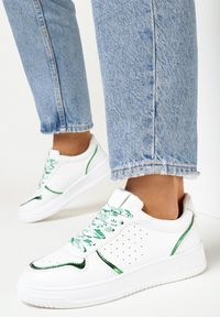 Born2be - Biało-Zielone Sneakersy z Błyszczącymi Wstawkami i Dekoracyjnym Sznurowaniem Horustia. Kolor: biały #3