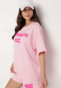 Born2be - Różowy Komplet Oversize z Wiskozą T-shirt i Szorty z Nadrukiem Liravella. Kolor: różowy. Materiał: wiskoza. Wzór: nadruk #3