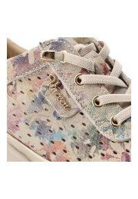 Półbuty damskie Vinceza, cholewka skóra naturalna licowa z nadrukiem sznurowanie uzupełnione bocznym zamkiem perforowane detale miękka linia noska po. Okazja: na co dzień. Zapięcie: sznurówki. Kolor: beżowy. Materiał: skóra. Szerokość cholewki: normalna. Wzór: nadruk. Styl: casual #7