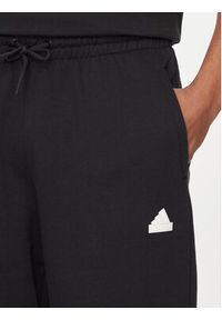 Adidas - adidas Spodnie dresowe Embroidered IS2028 Czarny Relaxed Fit. Kolor: czarny. Materiał: bawełna #6