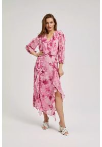 MOODO - Sukienka z falbanami i kwiatowym wzorem różowa. Kolor: różowy. Wzór: kwiaty