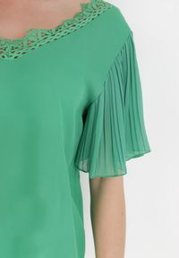 Born2be - Zielona Bluzka Aedadia. Kolor: zielony. Materiał: koronka. Długość: krótkie. Wzór: ażurowy, aplikacja. Styl: elegancki #4